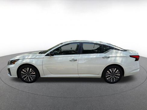 Used 2025 Nissan Altima 2.5 SV FWD image 4