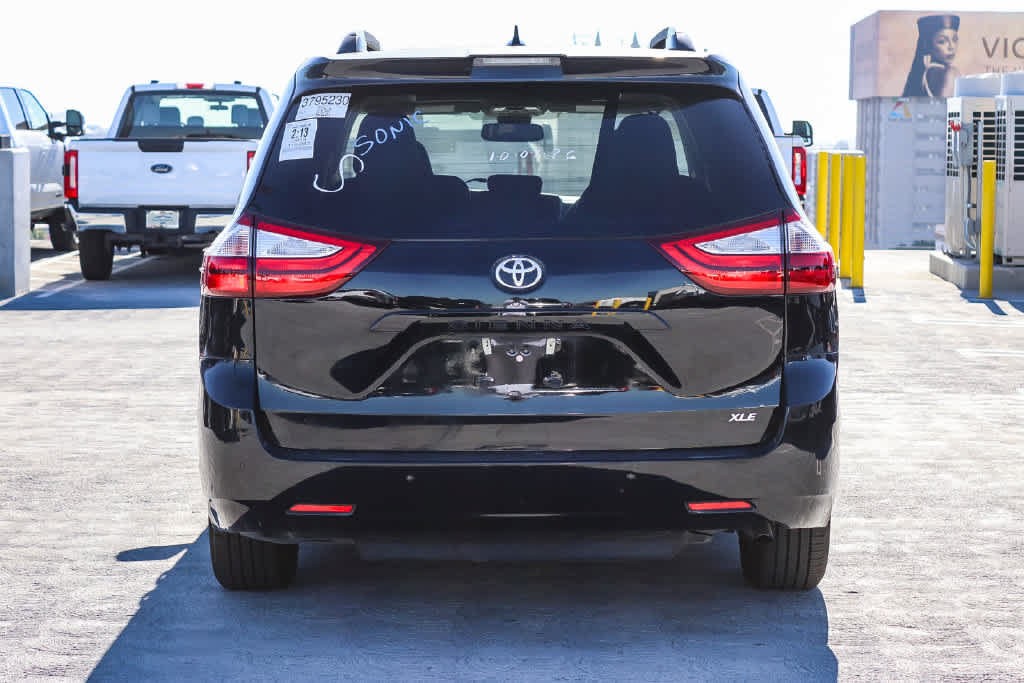 Used 2019 Toyota Sienna XLE w/ XLE Navigation Package FWD image 5