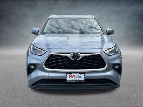 Used 2022 Toyota Highlander XLE AWD/4WD image 9