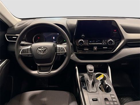 Certified 2023 Toyota Highlander L image 19