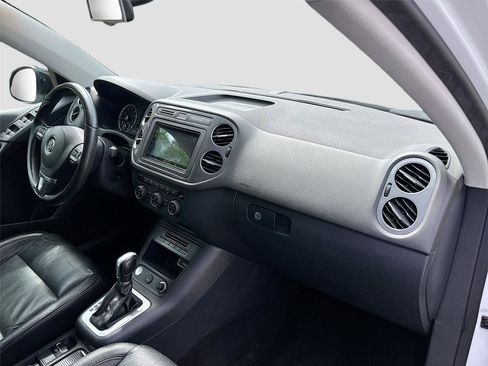 Used 2017 Volkswagen Tiguan Sport image 29