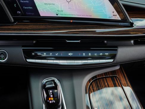 Used 2024 Cadillac Escalade Premium Luxury image 34