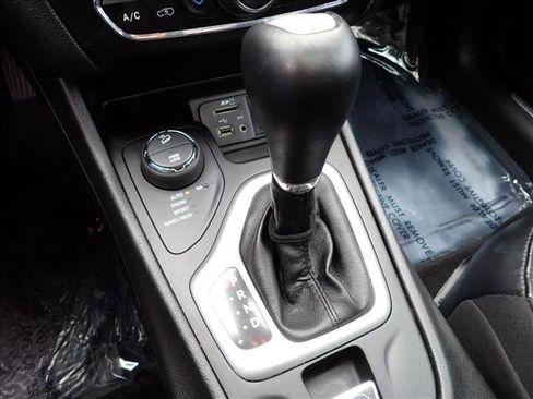 Used 2017 Jeep Cherokee Overland w/ Technology Group AWD/4WD image 20