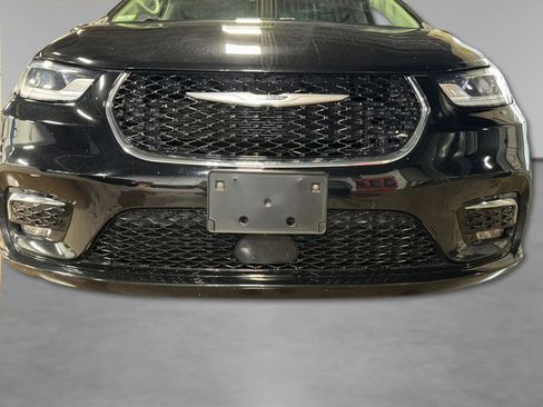 Used 2024 Chrysler Pacifica Touring-L image 9