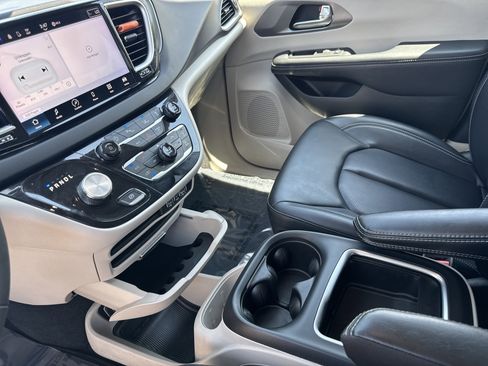 Used 2023 Chrysler Pacifica Touring-L FWD image 30