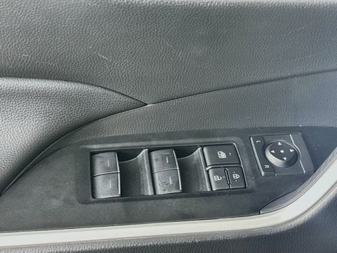 Used 2025 Toyota RAV4 XLE AWD/4WD image 15