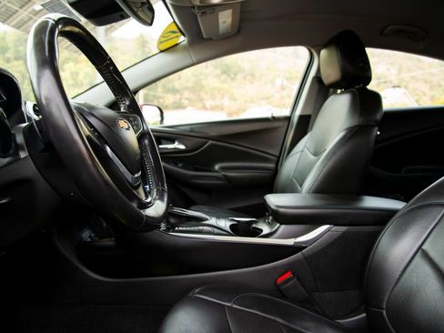 Used 2018 Chevrolet Volt Premier w/ Driver Confidence Package FWD image 11