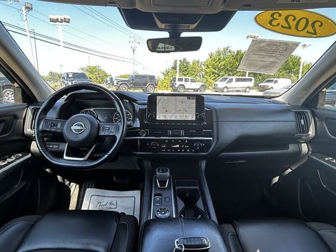 Used 2023 Nissan Pathfinder SL AWD/4WD image 12