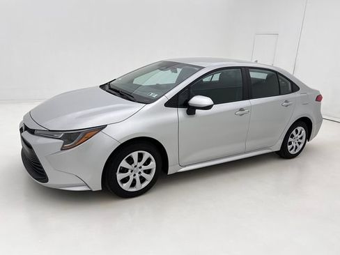 Used 2025 Toyota Corolla LE FWD image 5