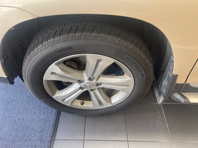 Used 2012 Toyota Highlander Limited w/ Tow Pkg FWD image 2
