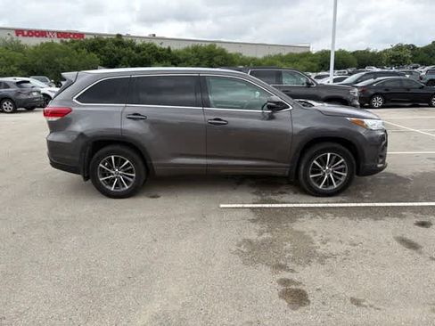 Used 2018 Toyota Highlander XLE AWD/4WD image 6