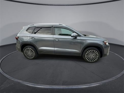 Used 2025 Volkswagen Taos SE image 9