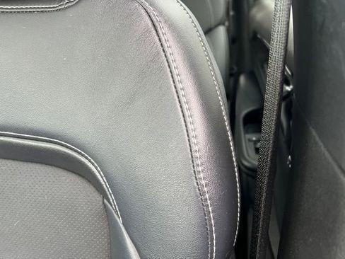 Used 2023 Jeep Grand Cherokee L Laredo image 15