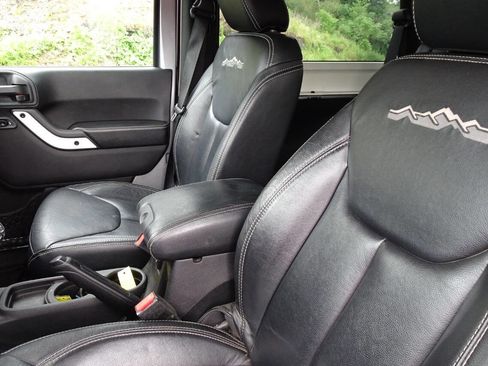 Used 2014 Jeep Wrangler Sahara AWD/4WD image 15