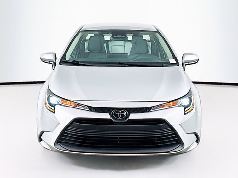 Used 2023 Toyota Corolla LE FWD image 2
