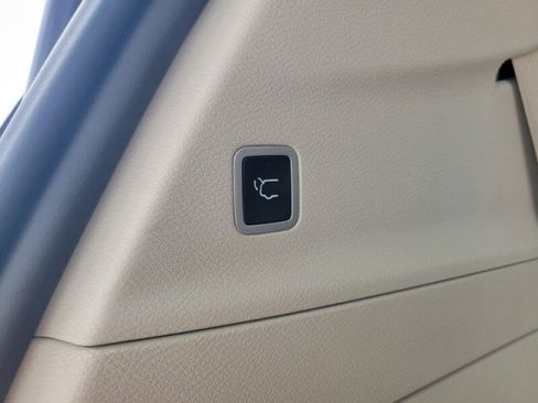 Used 2023 Chrysler Voyager LX FWD image 7