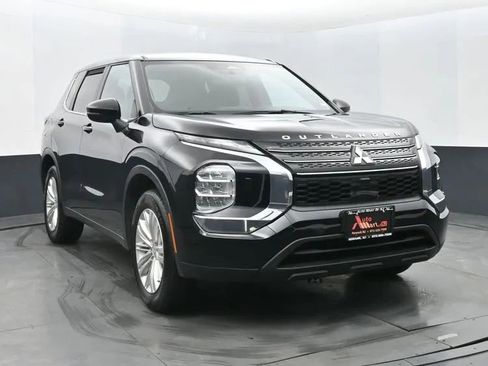 Used 2024 Mitsubishi Outlander ES image 2