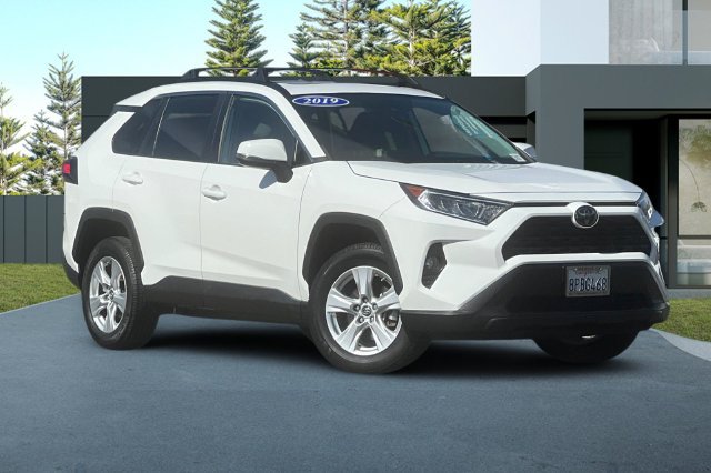 Used 2019 Toyota RAV4 XLE w/ Convenience Package FWD image 2
