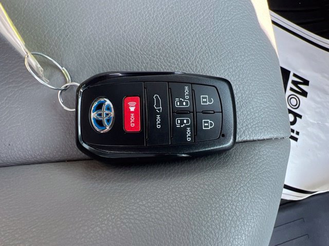 Used 2025 Toyota Sienna XLE w/ XLE Plus Package FWD image 39