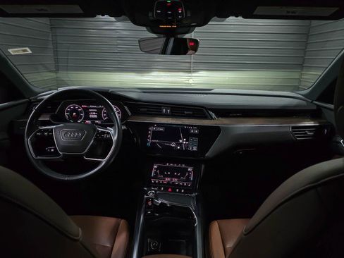 Used 2022 Audi e-tron Premium Plus image 11
