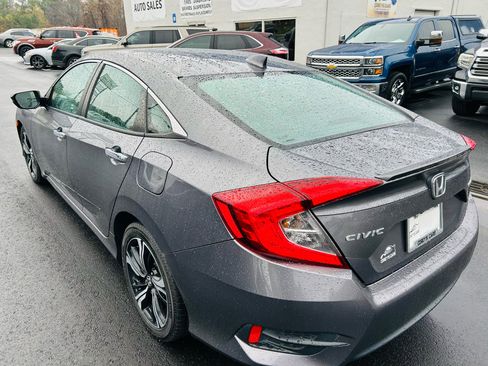 Used 2017 Honda Civic Touring image 3