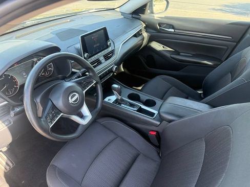 Used 2025 Nissan Altima 2.5 SV FWD image 10
