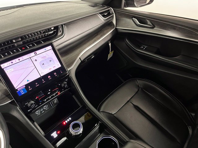 Used 2025 Jeep Grand Cherokee Limited AWD/4WD image 36