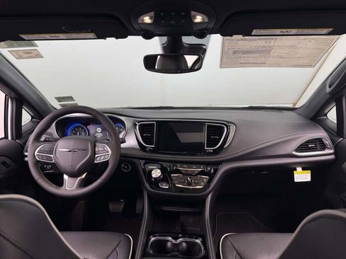 New 2026 Chrysler Pacifica Limited image 24