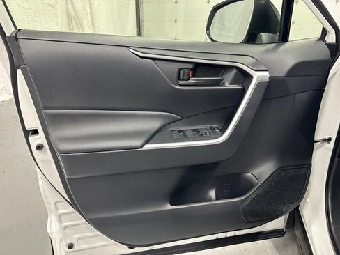 Used 2025 Toyota RAV4 LE AWD/4WD image 8