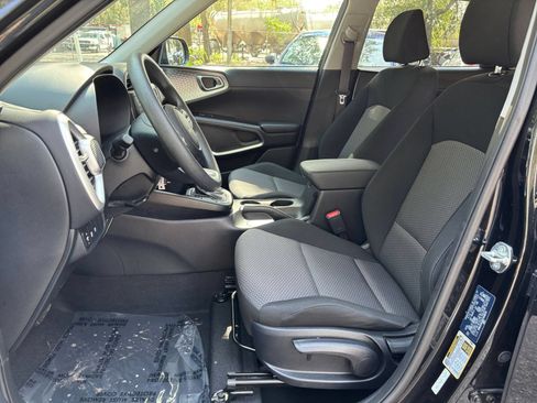 Used 2025 Kia Soul LX w/ LX Technology Package FWD image 24