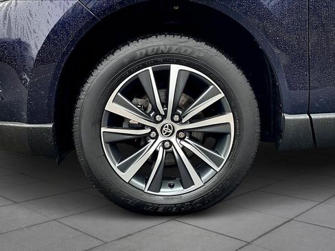 Used 2023 Toyota Venza LE image 9