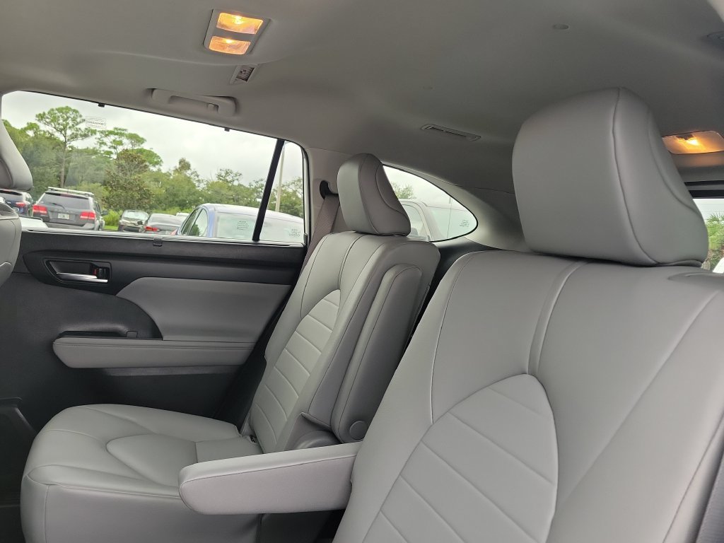Used 2021 Toyota Highlander XLE FWD image 24