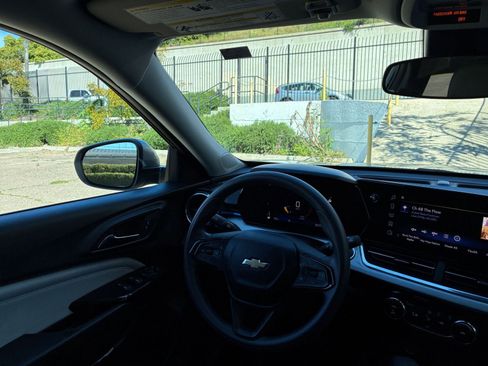 Used 2025 Chevrolet Trax LT image 33