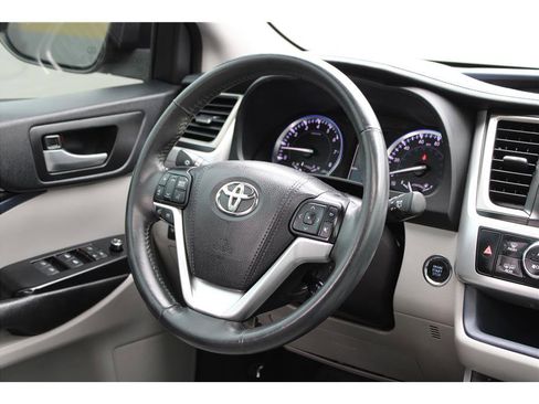 Used 2016 Toyota Highlander XLE image 17