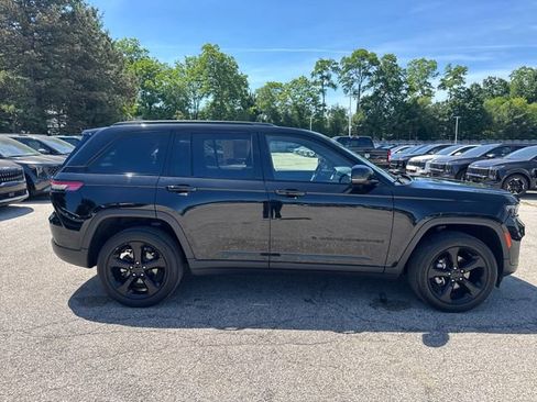 Used 2023 Jeep Grand Cherokee Altitude AWD/4WD image 6