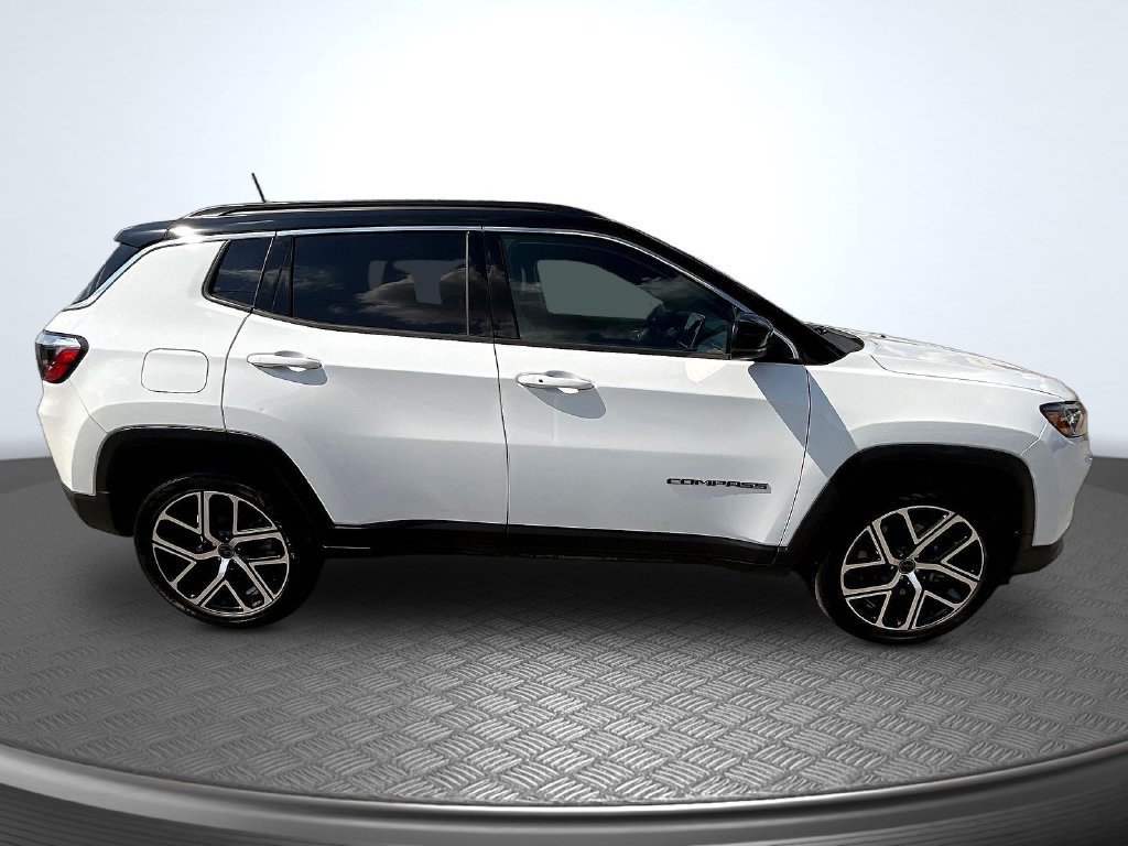 Used 2025 Jeep Compass Limited AWD/4WD image 4