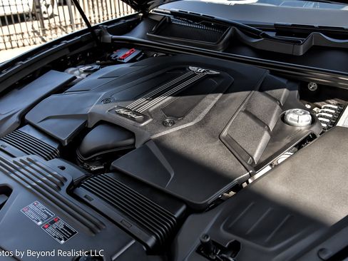 Used 2023 Bentley Bentayga Plug-In Hybrid AWD/4WD image 16