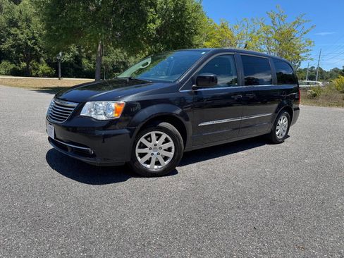 Used 2014 Chrysler Town & Country Touring FWD image 27
