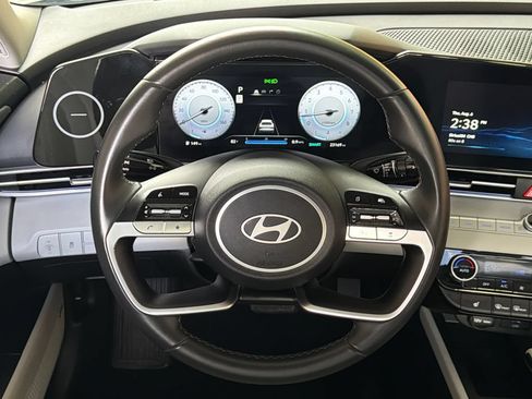 Used 2025 Hyundai Elantra Limited FWD image 4