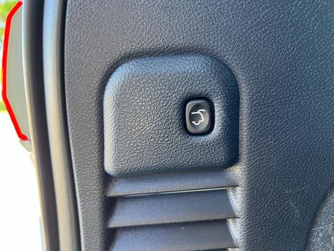 Used 2017 Jeep Grand Cherokee Overland RWD image 38