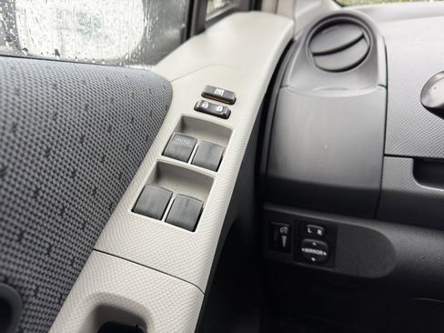 Used 2011 Toyota Yaris 4-Door Hatchback image 23