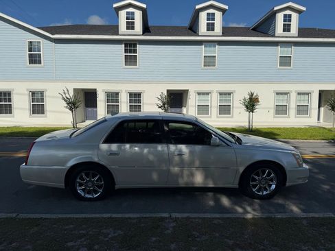 Used 2011 Cadillac DTS Luxury image 4