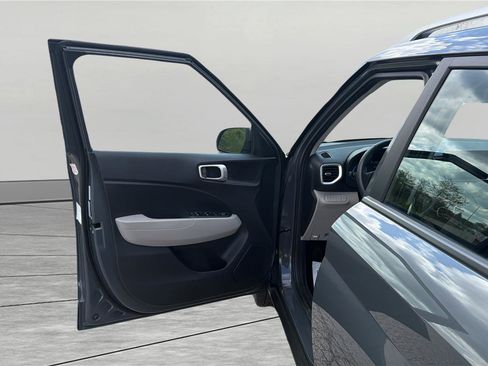 Used 2025 Hyundai Venue SEL FWD image 15