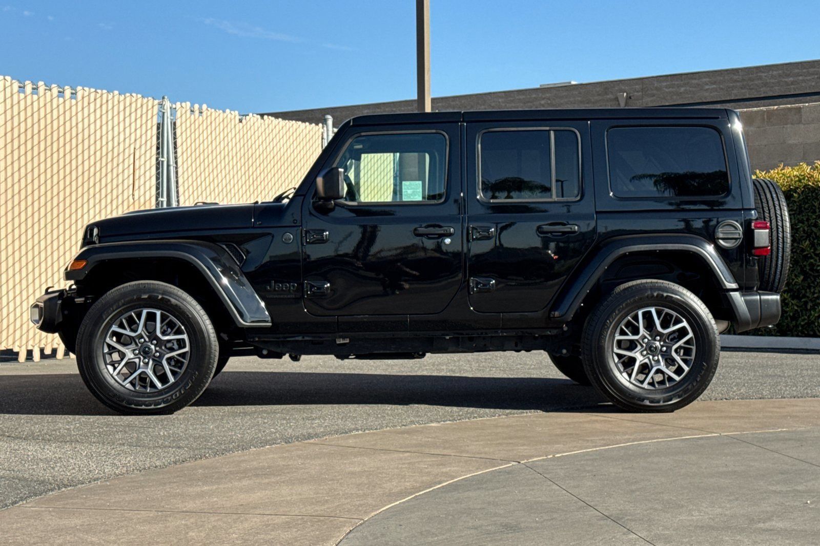 Used 2025 Jeep Wrangler Unlimited Sahara AWD/4WD image 7