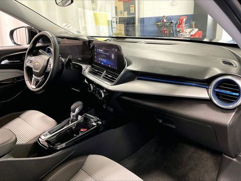 Used 2025 Chevrolet Trax LT w/ LT Convenience Package FWD image 14