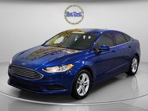 Used 2018 Ford Fusion SE w/ Fusion SE Technology Package image 2
