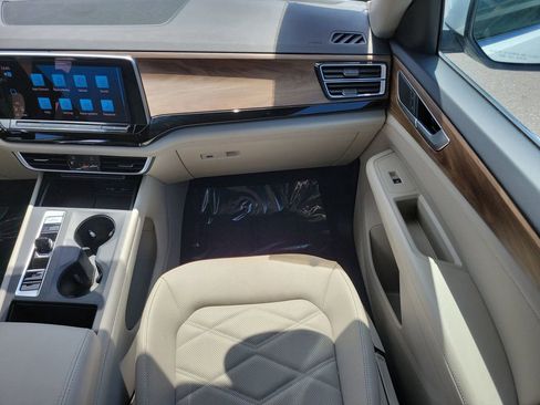 Used 2024 Volkswagen Atlas SE FWD image 14