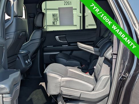 Used 2025 Ford Expedition Max Platinum w/ Stealth Appearance Package AWD/4WD image 17