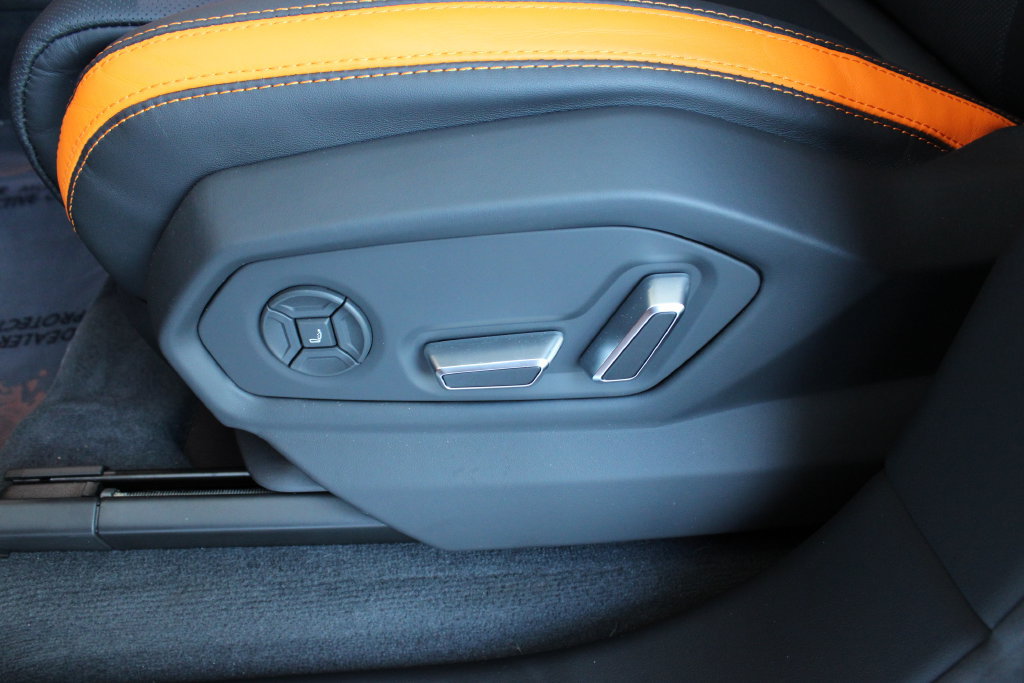 Used 2025 Lamborghini Urus SE AWD/4WD image 18