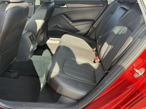 Used 2022 Volkswagen Passat 2.0T image 24